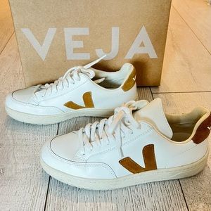Veja V-12 Leather Extra-White Camel Size 6
